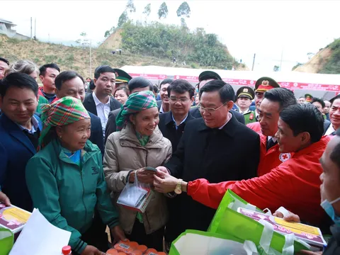 Chủ tịch Quốc hội Vương Đình Huệ thăm, chúc Tết tại Bát Xát, Lào Cai