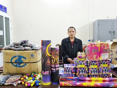 Hà Tĩnh: Bắt 4 đối tượng tàng trữ vũ khí, hàng cấm và 100 kg pháo nổ