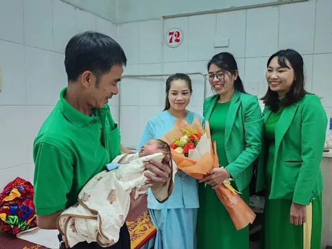 Quảng Trị: Tài xế taxi thành ông đỡ bất đắc dĩ, giúp sản phụ sinh thành công trên xe