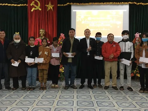 Quảng Trị: Ngân hàng Agribank tỉnh trao 200 suất quà Tết cho người nghèo