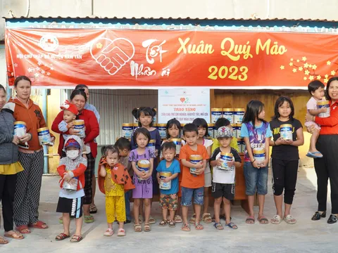 Hội Chữ thập đỏ Bình Thuận: Trao hơn 500 hộp sữa dinh dưỡng cho trẻ em nghèo, khuyết tật