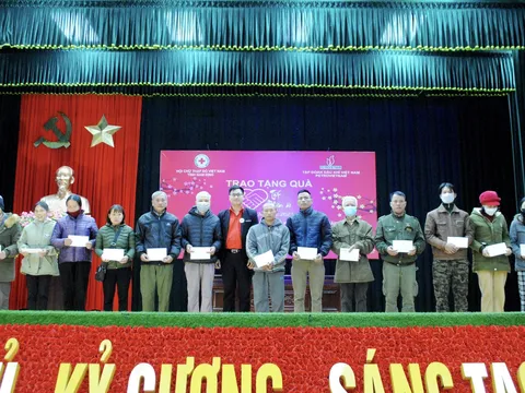 Hội Chữ thập đỏ tỉnh Nam Định: Trao tặng quà “Tết Nhân ái” nhân dịp Tết Nguyên đán Quý Mão