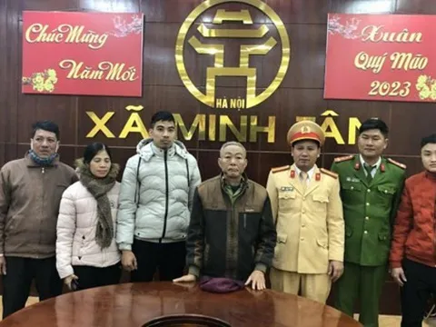 Cụ ông đạp xe lạc trên cao tốc tối 29 Tết, được CSGT đưa về nhà ngay trong đêm