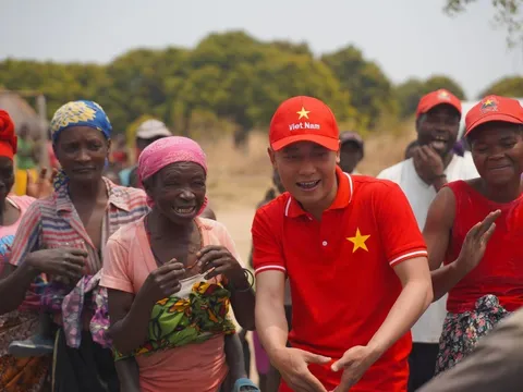 Quang Linh Vlogs: Chàng trai mang tấm lòng nhân ái vượt đại dương xây đắp lên những bản làng châu Phi màu mỡ