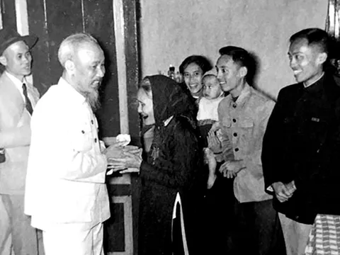 Mùa xuân là Bác - Bác là mùa xuân!