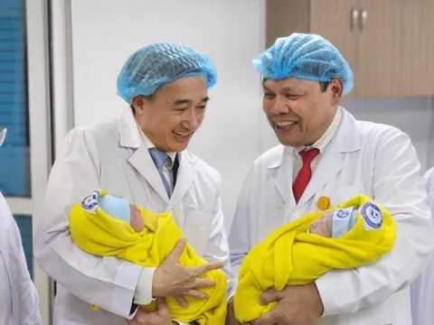 Những công dân nhí đầu tiên của Việt Nam cất tiếng khóc chào đời đêm giao thừa