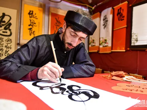 Ông đồ Tây mê Hà Nội, viết thư pháp điêu luyện, du khách xếp hàng xin chữ