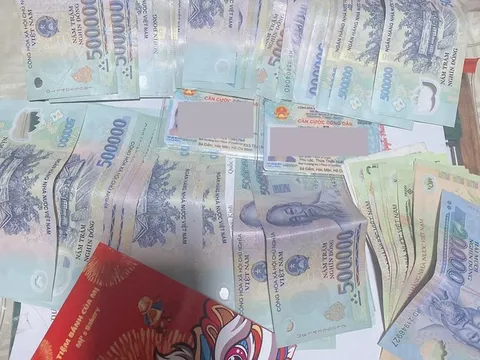 Hành khách vui mừng được trả lại hàng chục triệu đồng bỏ quên trên chuyến tàu Tết