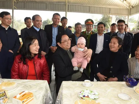 Thủ tướng kiểm tra, đôn đốc dự án cao tốc Tuyên Quang-Phú Thọ, chúc Tết công nhân và người dân khu tái định cư