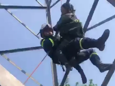 Hà Nội: Giải cứu người phụ nữ 63 tuổi leo cột điện cao 25 m