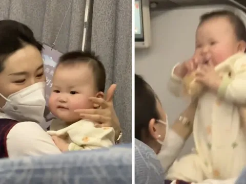 Nữ tiếp viên hàng không nhận "mưa lời khen" khi dỗ em bé 5 giờ liền trên máy bay
