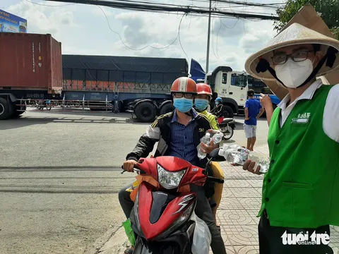 ‘Biệt đội’ giúp bà con tránh kẹt xe cầu Mỹ Thuận