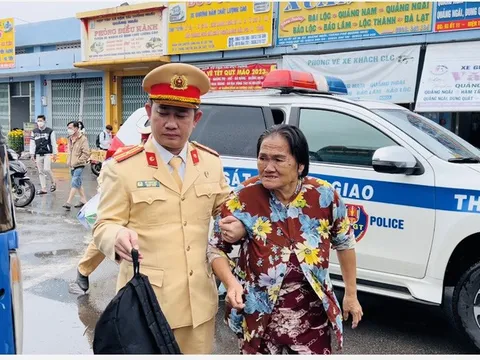 Thiếu tiền vé, 3 bà cháu bị nhà xe bỏ lại giữa đường được CSGT giúp đỡ