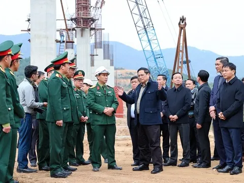 Thủ tướng kiểm tra dự án cao tốc Diễn Châu-Bãi Vọt, thị sát thi công hầm Thần Vũ