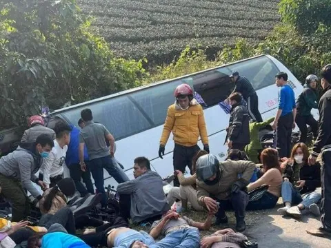 Phú Thọ: Lật xe ô tô chở 53 người trên Đèo Cón, nhiều người nhập viện