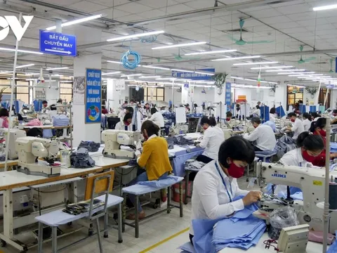 Doanh nghiệp có được phạt tiền nếu người lao động tự ý nghỉ Tết dài hơn quy định?