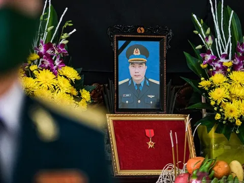 Truy tặng quân hàm cho phi công hy sinh trong lúc làm nhiệm vụ