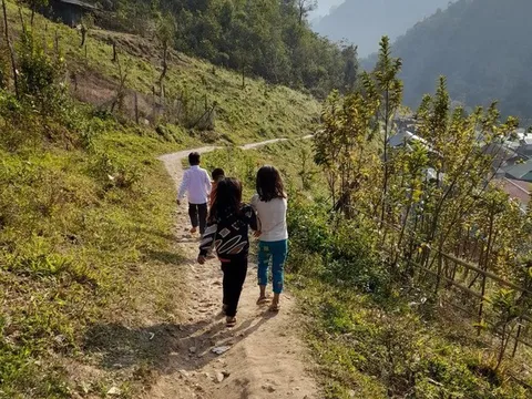 Cô giáo vùng cao mang kẹo bánh lên nương vận động học trò đến trường