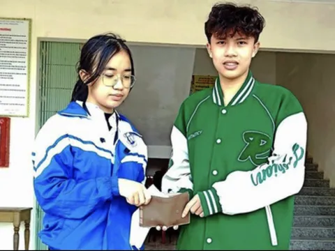 Làm rơi tiền chữa bệnh cho mẹ, nữ sinh may mắn được bạn học trả lại