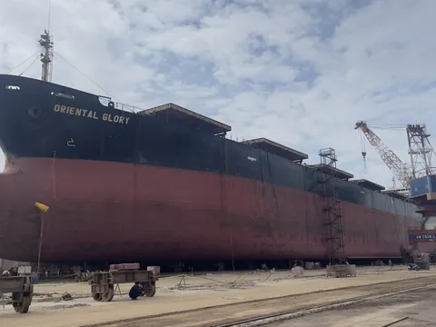 Quảng Ninh: Tàu đang neo đậu thì phát nổ khiến 8 công nhân bị thương