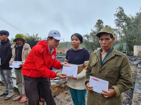 Quảng Nam: Hỗ trợ khẩn cấp 5 nhà cháy tại xã A Xan, huyện Tây Giang