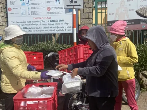 Những suất cơm ấm lòng người khó khăn