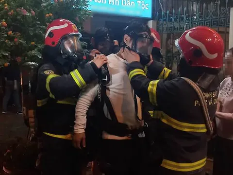 Hà Nội: Cháy quán massage, giải cứu 6 người mắc kẹt trên mái nhà