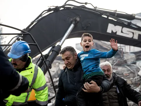 Xúc động khoảnh khắc bé trai bị mắc kẹt 52 giờ trong đống đổ nát được đoàn tụ với mẹ