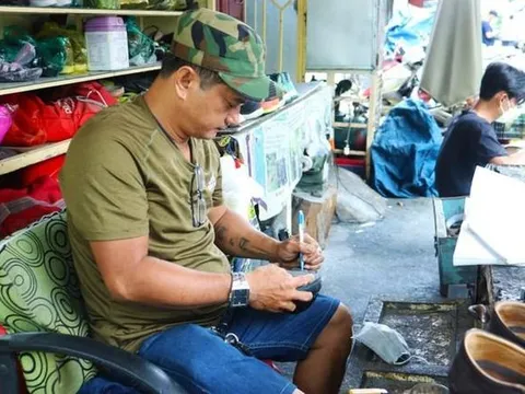 Người đàn ông sửa giầy miễn phí cho sinh viên, người lao động nghèo ở Sài Gòn