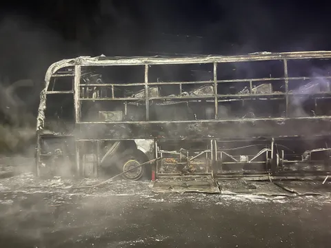 Đồng Nai: Xe khách chở 23 người bỗng nhiên bốc cháy dữ dội trên quốc lộ