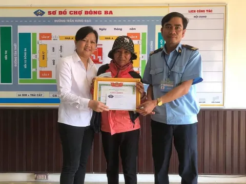 Nhặt được lắc tay bằng vàng, cô bán vé số tìm lại người đánh rơi