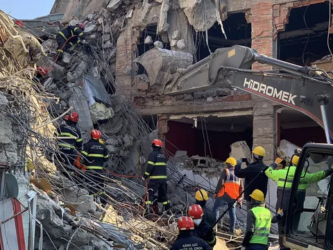 Động đất tại Thổ Nhĩ Kỳ: Đoàn Việt Nam và Pakistan cứu thành công bé trai kẹt 6 ngày trong đống đổ nát