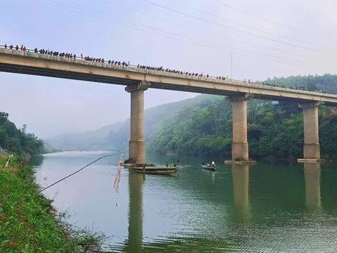 Quảng Bình: Bị nghi trộm tiền, nam sinh lớp 9 nhảy xuống sông Gianh tự vẫn