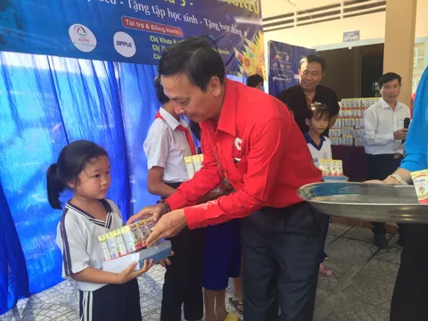 Hội Chữ thập đỏ Hậu Giang: Tặng 130 bộ đèn chiếu sáng cho trường học