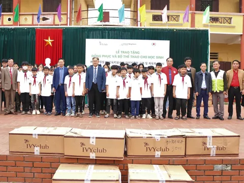 Phú Thọ: Trao tặng quần áo đồng phục cho học sinh nghèo trên địa bàn tỉnh