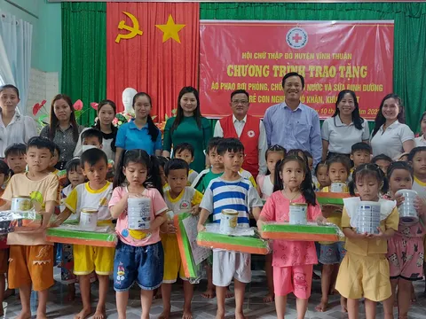 Kiên Giang: Tổ chức trao tặng 1.082 suất quà cho trẻ em nghèo, khuyết tật, người già không nơi nương tựa