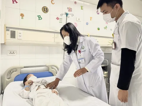 Hà Nội: Cứu bé trai bị tắc ruột vì bã thức ăn