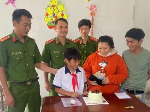 Hành động đẹp: Cậu bé nhặt được tiền mang đến công an trình báo, được tổ chức sinh nhật ngay tại trụ sở