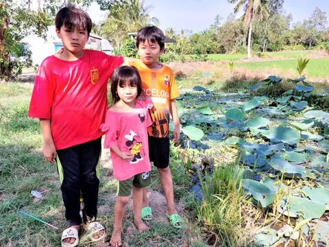 Hai học sinh lớp 5 dũng cảm cứu kịp bé gái bị đuối nước dưới ao