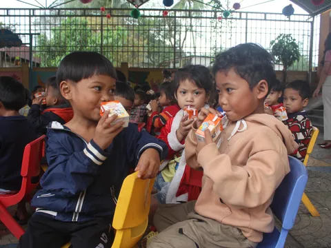 Quảng Trị: Trao tặng sữa cho trẻ em có hoàn cảnh đặc biệt khó khăn ở miền núi