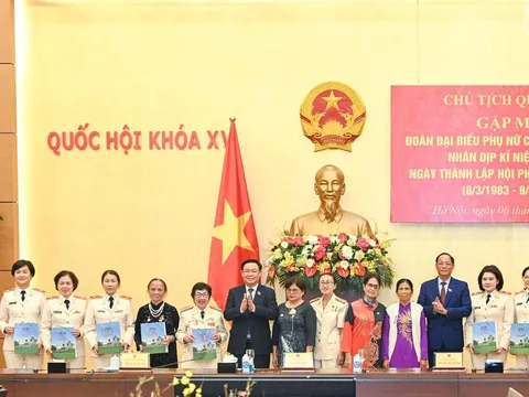 Chủ tịch Quốc hội Vương Đình Huệ gặp mặt đại biểu phụ nữ Công an nhân dân