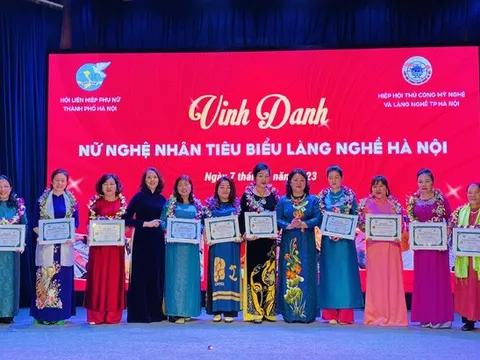 Tôn vinh 10 nữ nghệ nhân tiêu biểu làng nghề Hà Nội