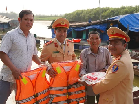 Hà Nội: Tuyên truyền an toàn giao thông và tặng quà người dân sinh sống trên các tuyến sông
