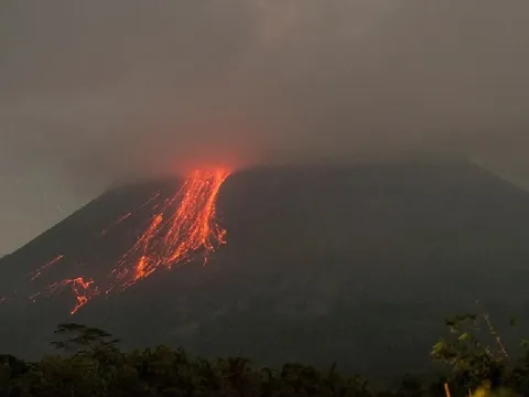 Indonesia: Núi lửa Merapi phun trào, cột tro bụi cao tới 7 km