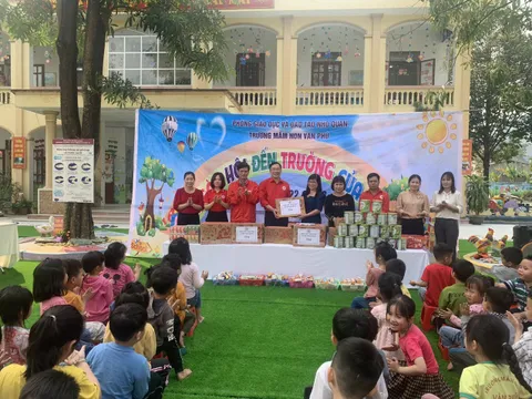 Ninh Bình: Những hộp sữa nghĩa tình đến với các em học sinh trường mầm non Văn Phú