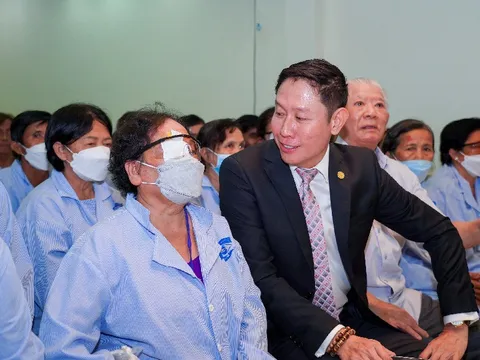 Hơn 200 người nghèo tìm lại ánh sáng