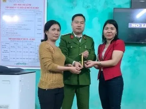 Cô giáo mầm non nhặt được 1 cây vàng, lập tức đi trình báo tìm người đánh rơi