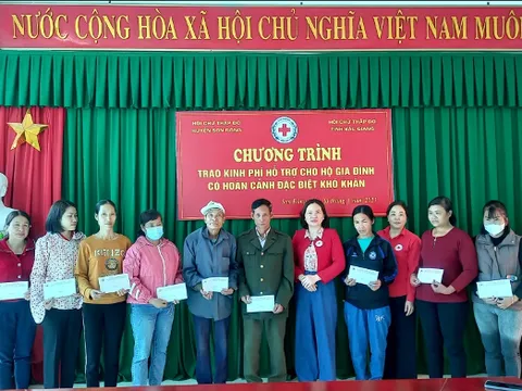 Hội Chữ thập đỏ tỉnh Bắc Giang trao quà cho các hộ gia đình có hoàn cảnh đặc biệt khó khăn