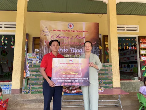 Quảng Ngãi: Trao tặng 1.710 hộp sữa Vinamilk cho trẻ em khó khăn