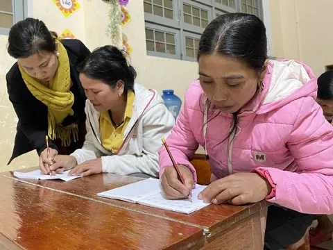 Lớp học đặc biệt của các bà, các mẹ ở vùng núi Kon Tum
